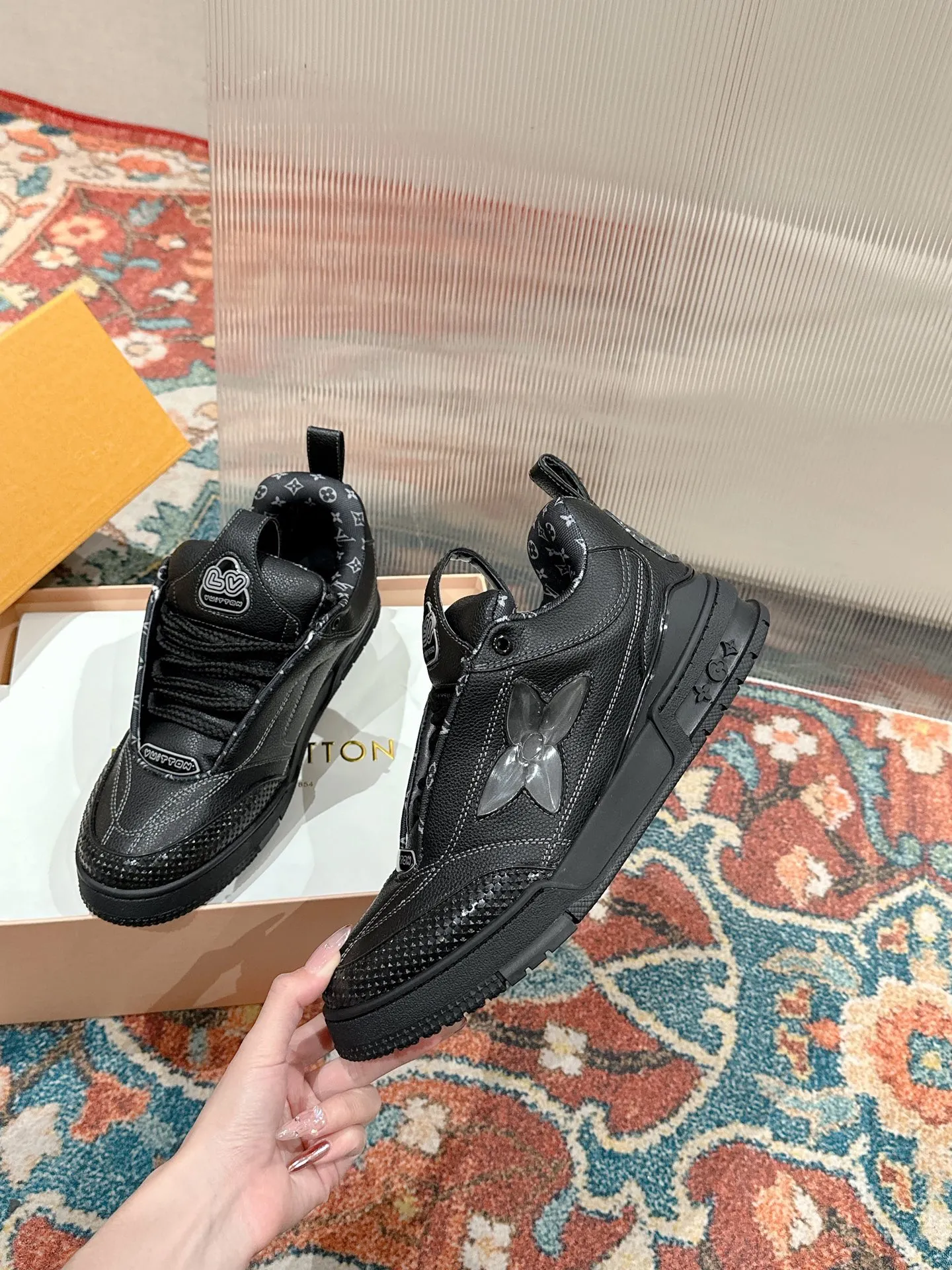 👟👟Ex-factory price 800👟👟 LV donkey brand L SKATE series latest color matching Tariner sneakers four-leaf clover skate shoes couple style retro basketball shoes original purchase development and production This LV Skate sneaker is decorated with colorful details on the grained cow leather shoe body, echoing the leather goods and ready-to-wear series of the season. A gradient Monogram flower blooms on the side of the sneaker. The padded tongue and Mini Monogram fabric-lined collar show the inspiration of skate shoes in the 1990s ▪️Material: original customized first-layer cowhide ▪️Inner lining: imported breathable mesh ▪️Sole: original open-molded non-slip TPU material ▪️Sole thickness: 3.5cm ▪️Size: Female 35-40 Male 39-44 (Female 41, Male 45.46 customized, non-returnable)